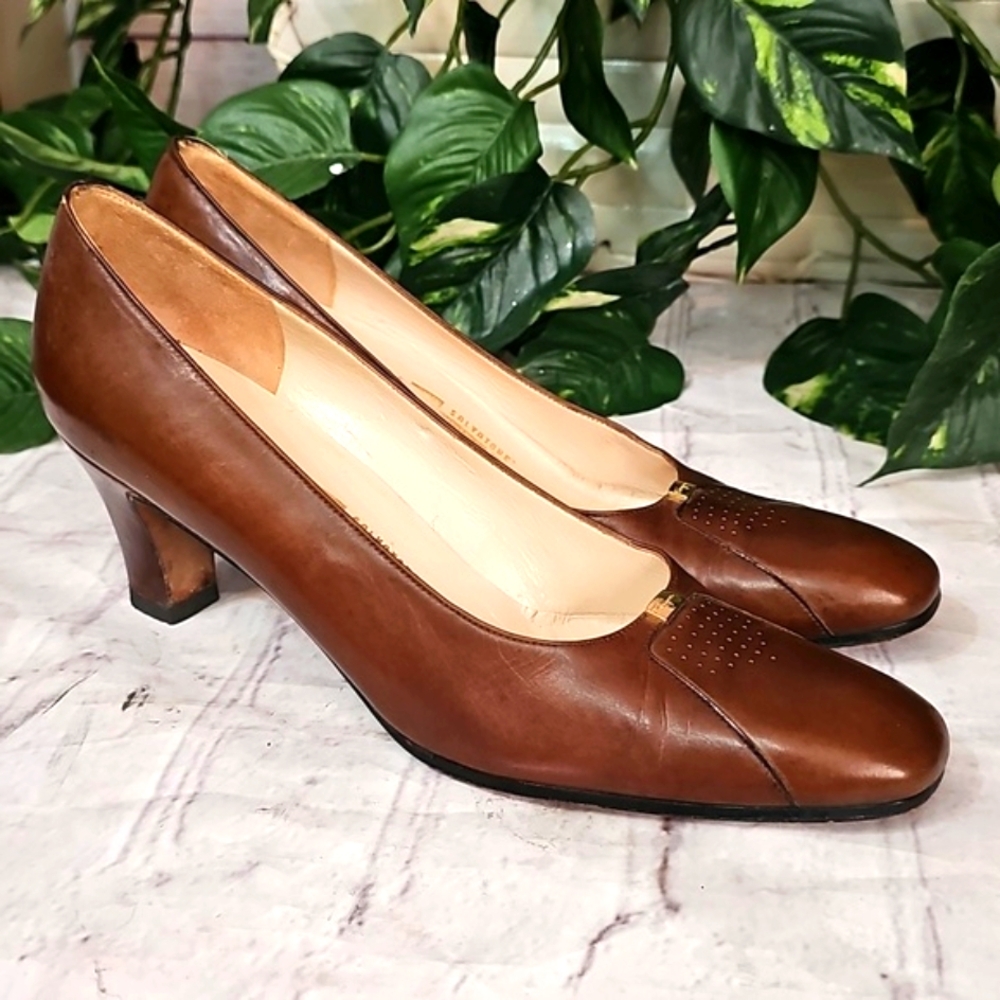 Ferragamo Elegant Brown Leather Women's Pumps 7 AAAAB